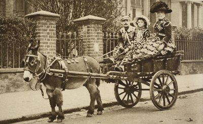 Une charrette à âne transporte une famille de marchands ambulants aisés - English Photographer